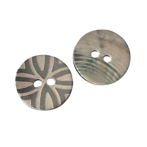 Perlmuttknopf Silber-Grau – Strichmuster Design