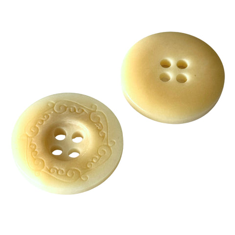 Steinnussknopf 4-Loch mit Randmuster – STN 7 - Creme