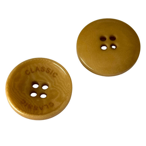 Steinnuss Knopf 15-20 mm braun orange 4-Loch mit Rand mit klassischem Schrift-Detail