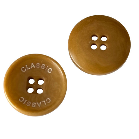 Steinnuss Knopf 20-23mm Karamell 4-Loch mit Rand mit klassischem Schrift-Detail