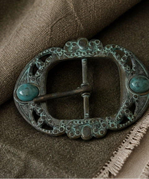 Vintage Trachten-Gürtelschnalle TS-72 mit Ornament und türkisfarbenen Schmucksteinen auf Leinenstoff