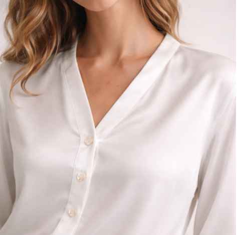 Blusenknöpfe aus Perlmutt an weißer Bluse – elegante Knöpfe für Damenblusen