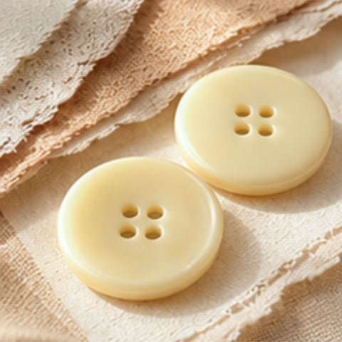 Creme- und naturfarbene Knöpfe in verschiedenen Formen und Größen