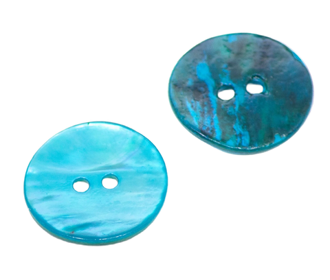 Perlmuttknopf in Naturblau mit 2 Löchern, freigestellt auf weißem Hintergrund.
