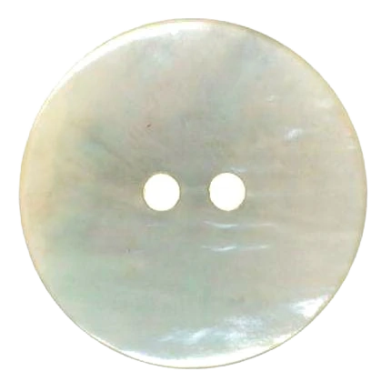 Perlmuttknopf in Creme und Naturfarben, freistehend auf weißem Hintergrund.