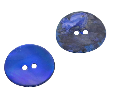 Perlmuttknopf in Blau mit 2 Löchern, freigestellt auf weißem Hintergrund.