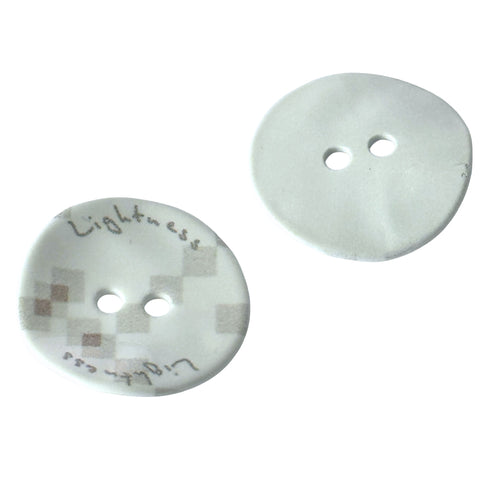 weißer lackierter und bedruckter  Perlmuttknopf mit 2 Löchern in 25 mm Größe