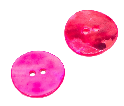 Perlmuttknopf in Rosa und Pink mit 2 Löchern, freigestellt auf weißem Hintergrund.