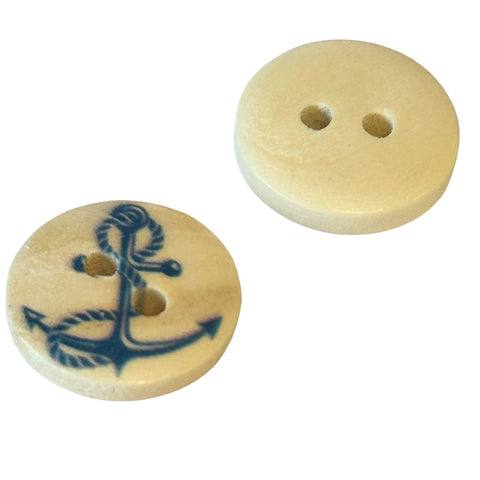 Naturfarbener Holzknopf mit blauem Anker-Motiv und 2-Loch-Befestigung