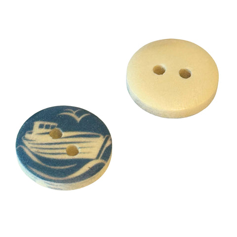 Naturfarbener Holzknopf mit blauem Boot-Motiv und 2-Loch-Befestigung