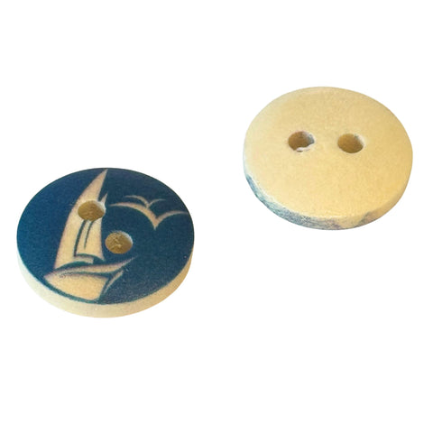 Naturfarbener Holzknopf mit blauem Segelboot-Motiv und 2-Loch-Befestigung