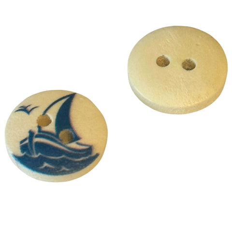 Naturfarbener Holzknopf mit blauem Segler-Motiv und 2-Loch-Befestigung für maritime Nähprojekte