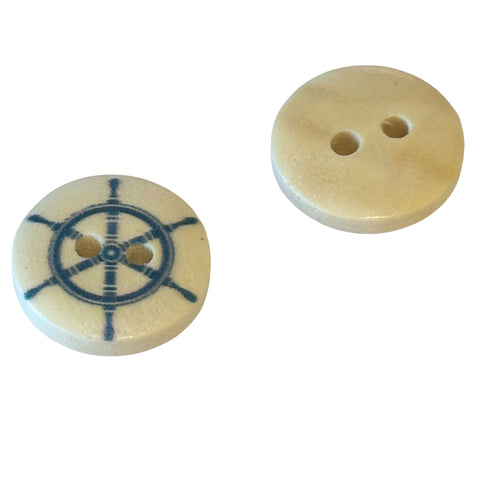 Naturfarbener Holzknopf mit blauem Steuerrad-Motiv und 2-Loch-Befestigung