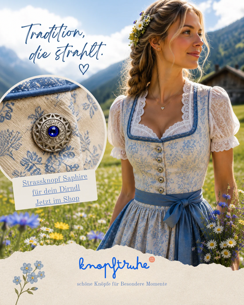 Knopf silberfarben mit Ornamentrand und blauem Kristall, auf blau-weiss gemustertem Dirndlstoff