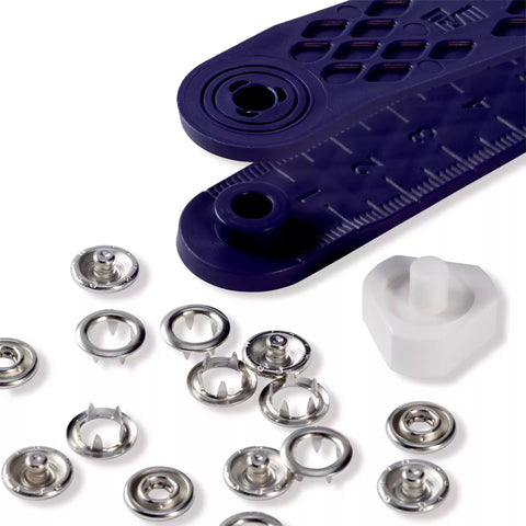 Detailansicht der Prym Jersey Druckknöpfe 8 mm mit Werkzeug und Metallkomponenten