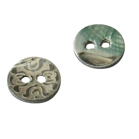 Echter Perlmuttknopf Natur in Grau mit Ornament 2-Loch-Befestigung