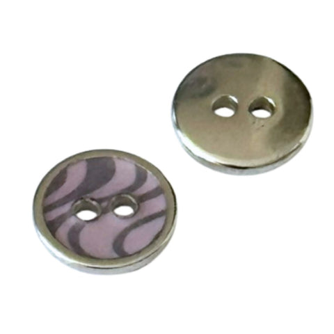 Retro Metallknopf MK-36 in silber mit lila-grauem Muster als 2-Loch-Knopf in  15 mm