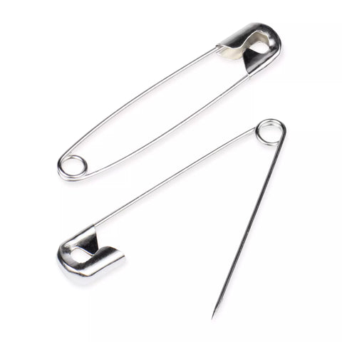 Zwei Sicherheitsnadeln in Silber, eine offen und eine geschlossen.
