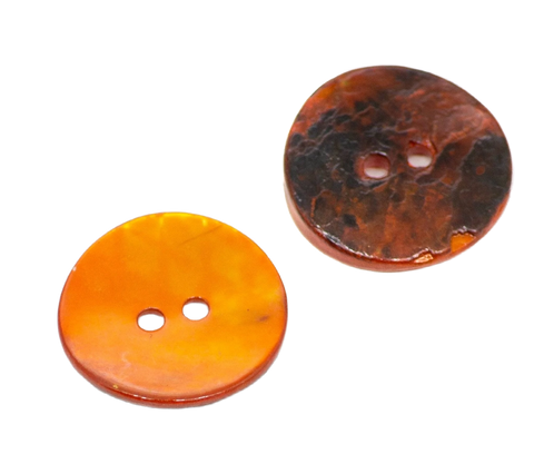 Perlmuttknopf in Orange mit zwei Löchern, freigestellt auf weißem Hintergrund.