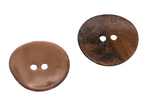 Perlmuttknopf in Naturbraun mit 2 Löchern, freigestellt auf weißem Hintergrund.
