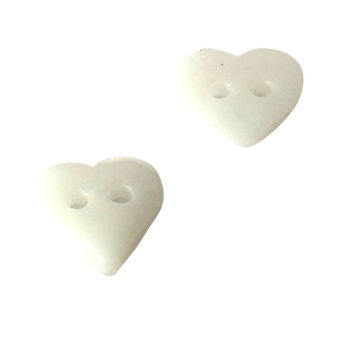 Weißer herzförmiger Mini Kinderknopf aus Kunststoff mit 2 Löchern in 10 mm Größe