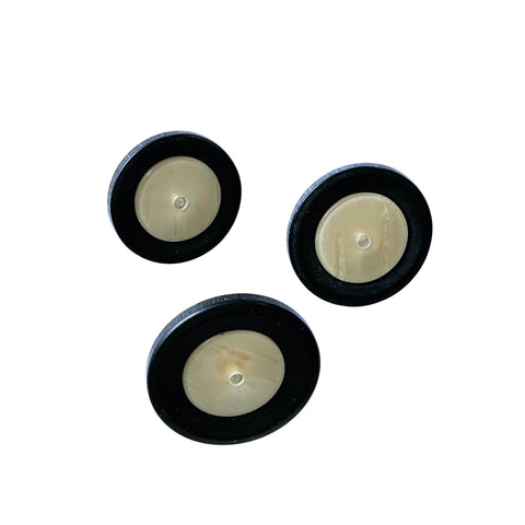 Mantelknopf mit Perlmuttimitat Schwarz Creme KS-6 Nahaufnahme