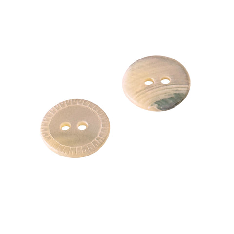 Echter Perlmuttknopf mit zartem Randmuster in beige mit Ornament 2-Loch-Befestigung