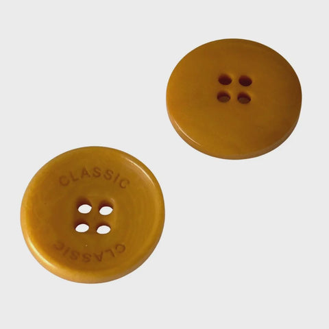 Steinnuss Knopf 15-20 mm hell-orange 4-Loch mit Rand mit klassischem Schrift-Detail – Clean Showcase