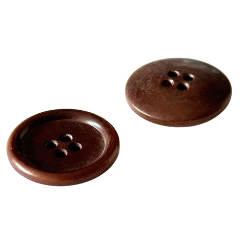 Knopf schokobraun, 4 Löcher, links Vorderseite mit vertiefter Mulde, rechts glänzend gewölbte Rückseite