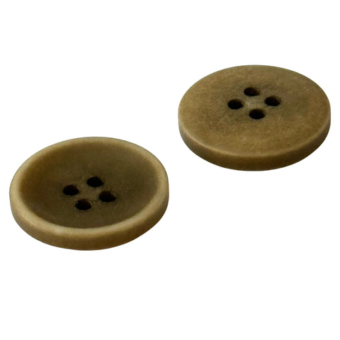 4-Loch Knopf in mattem Khaki, links Vorderseite mit vertiefter Mulde, rechts leicht gewölbte Rückseite